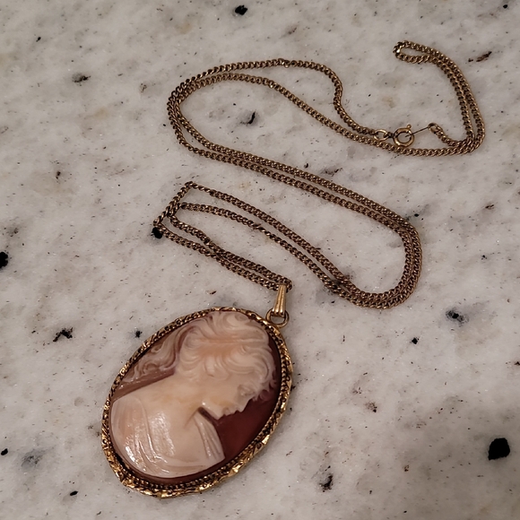 Jewelry - Elegant Gold Filled Cameo Pendant Necklace